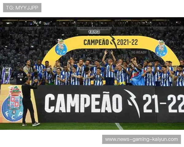 波尔图塔雷米外脚背弧线球撞入球网令人喝彩